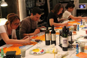 La nuova frontiera del vino, in Usa, si chiama &ldquo;paint &lsquo;n&rsquo; sip&rdquo;: sono centinaia gli appuntamenti, partecipatissimi dalle giovani donne della upper class, in cui gli amanti dell&rsquo;arte abbinano un bicchiere di vino alla sessione di pittura