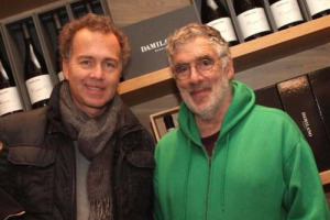 VINO & CINEMA: SEMPRE PIU&rsquo; STAR CEDONO AL FASCINO DI BACCO: DA SEAN CONNERY AD ANTHONY HOPKINS, DA ROBERT DE NIRO A JONNY DEEP ... E OGGI, LA LISTA SI ALLUNGA CON ELLIOTT GOULD, FAMOSO ATTORE AMERICANO DEGLI ANNI &rsquo;70 CHE SCOPRE IL BAROLO DI DAMILANO