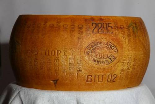 Una forma di Parmigiano Reggiano 2002 in asta da Bolaffi e Slow Food