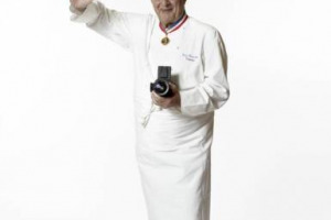 Se gli chef godono di popolarità paragonabile solo a quella di qualche calciatore, parte del merito è di un “certo” Paul Bocuse che, dopo 50 anni consecutivi di “tre stelle” Michelin, tuona: “gli chef, adesso, sarebbe meglio che tornassero in cucina”