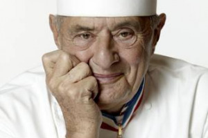 La Francia saluta il più grande dei cuochi, Paul Bocuse, protagonista della Nouvelle Cuisine, scomparso a 91 anni. Nato tra i fornelli a Collonges-au-Mont-d’Or, tre stelle Michelin dal 1965, lascia un patrimonio inestimabile di piatti innovativi