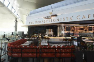 Lasciando a terra lo stereotipo di cibo scadente da mangiare al &ldquo;volo&rdquo;, sono sempre pi&ugrave; gli aeroporti con ristoranti gourmet. &ldquo;The Drink Business&rdquo; li ha messi in fila, e, per l&rsquo;Italia, c&rsquo;&egrave; il &ldquo;Dei Frescobaldi Wine Bar&rdquo;, a Roma Fiumicino