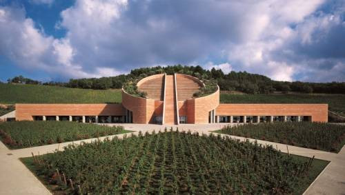 Petra, la cantina d’autore per eccellenza, realizzata nel 2003, a Suvereto, in Toscana, dall’architetto Mario Botta