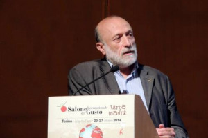 “Expo 2015, per ora, non ha niente a che vedere con il suo tema: il cibo e il nutrire il pianeta. È evento senz’anima. Trovatela, o non ci servite”. Così Carlo Petrini, presidente Slow Food, oggi, alla presentazione “Salone del Gusto” e “Terra Madre”