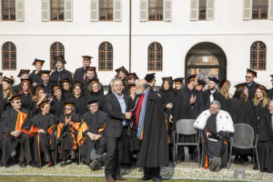 “Non scoraggiatevi se sbagliate. E siate generosi, per essere felici e rendere felici gli altri”. “Il futuro è vostro: rivendicate il diritto al lavoro”. Parole, nel Graduation Day 2018 dell’Università di Pollenzo, di Carlin Petrini e Enrico Mentana