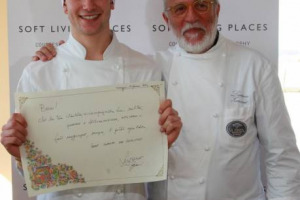 ANCHE IL CACCIUCCO HA IL SUO “RE”: È NICOLÒ PEZZOLI, CLASSE 1996, VIAREGGINO DOC, ELETTO DA UNA GIURIA DI ESPERTI “DI CASA”, NELL’“ORIZZONTALE” DEL PIATTO PIÙ FAMOSO DELLA COSTA TOSCANA. IL PREMIO? UNO STAGE IN UN HOTEL DEL GRUPPO SOFT LIVING PLACES