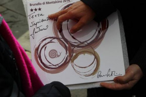 &ldquo;Benvenuto Brunello&rdquo;: &ldquo;tre stelle&rdquo; alla vendemmia 2014 come anticipato da WineNews, celebrate nella piastrella del fondatore di Slow Food Carlo Petrini, con scritto a mano &ldquo;Terra Sapienza Futuro&rdquo; e il segno del vino sulla tovaglia simbolo di allegria