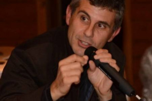 DALLA CATTEDRA DI ECONOMIA ALLA VIGNA: IL VINO ITALIANO OGGI VISTO DAL DOCENTE E PRODUTTORE PIERO MASTROBERARDINO, ALLA GUIDA DELLA CELEBRE E OMONIMA CANTINA CAMPANA. TRA PUNTI DI FORZA DA SALVARE E DEBOLEZZE ATAVICHE DA ELIMINARE ...