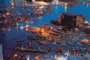 Impossibile dimenticare uno degli eventi cult della storia della musica: i Pink Floyd a Venezia. Dove, a 25 anni dal &ldquo;concerto del secolo&rdquo;, si brinda con il Prosecco di Viticoltori Ponte aspettando, dopo 20 anni, il nuovo album della grande rock band