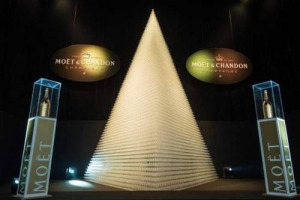 50.116 coppe di Champagne Mo&euml;t et Chandon, impilate una sopra l&rsquo;altra, per un totale di 66 piani, a formare la pi&ugrave; alta fontana mai vista: 7,26 metri. Al &ldquo;Mo&euml;t Day&rdquo; di scena a Madrid l&rsquo;ultimo record in salsa enoica nel Guinness World Record