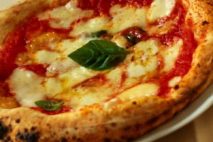 “I tempi per la stella Michelin anche alle pizzerie sono maturi. E il riconoscimento della rossa sarebbe anche meglio del riconoscimento Unesco”: così da “Identità Golose” due maestri della pizza napoletana, Enzo Coccia e Gino Sorbillo