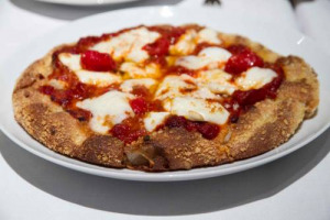 La Margherita della discordia. La pizza di Carlo Cracco nel vortice dell’ironia e delle critiche, dal prezzo all’aspetto agli ingredienti, tutti contro lo chef veneto, spesso e volentieri senza la controprova dell’assaggio. L’affondo de Le Cesarine