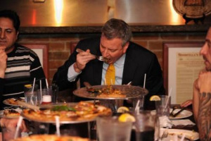 LA PIZZA SI MANGIA CON LE MANI. ALMENO NEGLI USA, DOVE IL NEO SINDACO DI NEW YORK, BILL DEL BLASIO, FINISCE NELLA BUFERA MEDIATICA DEL “FORKGATE” PER AVER USATO FORCHETTA E COLTELLO. PROPRIO COME SI FA IN ITALIA, CHE LA PIZZA L’HA INVENTATA ...