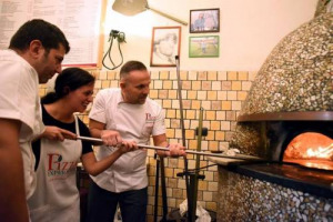 Un giorno da pizzaiolo napoletano: è la food experience che ora tutti, italiani e non, possono regalare, a Napoli, con i corsi di Pizza Experience con in cattedra i maestri pizzaioli, per imparare i segreti della pizza, in più lingue e in napoletano