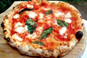 La pizza italiana a caccia di “Guinness World Record”: quello del maggior numero di panetti lanciati in aria contemporaneamente. Il tentativo il 16 settembre, a Napoli. Il numero da battere: 265, record stabilito in giugno a Los Angeles