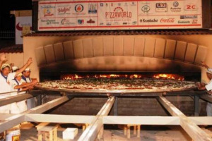 Si punta ad un nuovo record gastronomico mondiale, quello del “maggior numero di persone a lanciare un panetto di pizza, contemporaneamente”: appuntamento il 15-16 settembre a Napoli, con Istituto Nazionale della Pizza e Margherita Regina