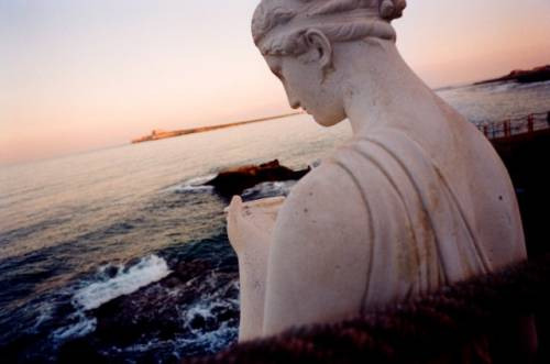 Venere con in mano un bicchiere guarda il mare