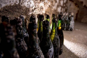 Dalle viscere della terra riemerge un tesoro enoico di (almeno) 118 anni fa: 20 bottiglie di Champagne della storica maison Pol Roger, ritrovate nei lavori di ampliamento, su un terreno dove nel 1900 collass&ograve; una struttura della cantina