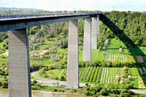 LA CULLA DEL RIESLING SI PIEGA AL &ldquo;BENE COMUNE&rdquo; E DICE S&Igrave; AL PONTE MOSEL. QUANDO LA SALVAGUARDIA DEL TERRITORIO VALE MENO DELL&rsquo;INNOVAZIONE ...