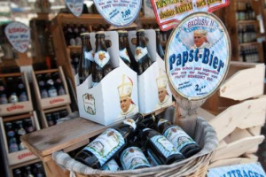 DA GIORNI NON SI PARLA D’ALTRO, IN VATICANO SI ASPETTA IL CONCLAVE CHE ELEGGERÀ IL SUO SUCCESSORE, MA LA STELLA DI PAPA BENEDETTO XVI È TUTT’ALTRO CHE IN DECLINO, TANTO CHE DALLA “SUA” GERMANIA GLI DEDICANO UNA BIRRA ARTIGIANALE, LA “POPST BIER”