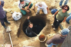 In Sardegna la vite si coltivava 3.000 anni fa, probabilmente prima dell&rsquo;arrivo dei Fenici. A dare forza a questa ipotesi i 15.000 semi di vite analizzati con il &ldquo;Carbonio 14&rdquo; scoperti nel sito nuragico di Osa (Cabras) dall&rsquo;Universit&agrave; di Cagliari