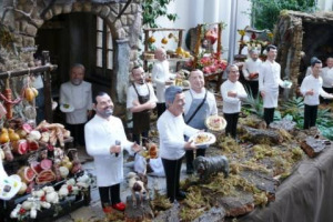 GESÙ, GIUSEPPE, MARIA, IL BUE E L’ASINELLO, E POI... GIANFRANCO VISSANI, GUALTIERO MARCHESI, DAVIDE SCABIN, HEINZ BECK, MASSIMO BOTTURA, CICCIO SULTANO, MASSIMILIANO ALAJMO E COSÌ VIA: NEL PRESEPE, A NAPOLI, ARRIVANO I GRANDI CHEF D’ITALIA