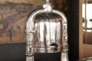 Un pezzo di storia della cucina francese in vendita. “La Tour d’Argent”, storico ristorante parigino, ha messo all’asta alcuni dei suoi pezzi d’arredo per la tavola e alcuni rari distillati, tra cui tre bottiglie di Cognac Clos de Griffier del 1788