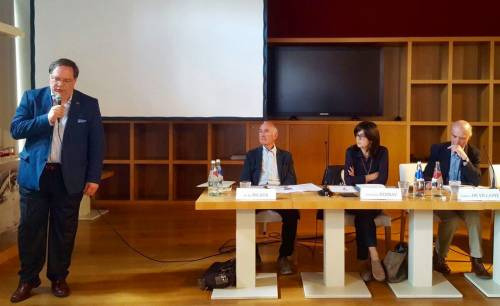 Ian D’Agata, direttore Progetto Vino di Collisioni a Barolo, con Jacky Rigaux, Christine Vernay e Aubert de Villaine