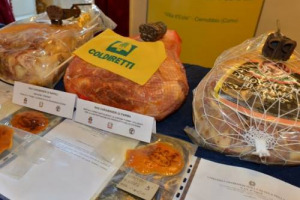 “Prosciutto senza maiale”: per Coldiretti potrebbe essere un’“allucinante novità” del decreto che rivede la normativa sulla preparazione dei salumi. Per Assica è “l’ultima bufala di Coldiretti”. Maxi-inchiesta della Procura Torino su salumi falsi bio