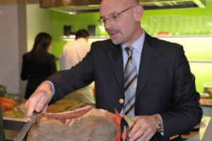 CRESCE LA PRODUZIONE DI PROSCIUTTO DOP TOSCANO (+30% SUL 2009) CON UN VALORE AL CONSUMO DI 54 MILIONI DI EURO. IL MAIALE CONFERMA COSI’ IL SUO TRAND POSITIVO E SI AFFERMA COME PUNTO DI FORZA DELLA PRODUZIONE ALIMENTARE ITALIANA