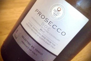 Sul mercato britannico le bollicine made in Italy parlano veneto: boom di vendite per le etichette del Prosecco, grazie alle private label, mentre l&rsquo;Asti segna il passo. Cos&igrave; la &ldquo;Top 10 Best-Selling Proseccos In The Uk&rdquo; by &ldquo;The Drinks Business&rdquo;