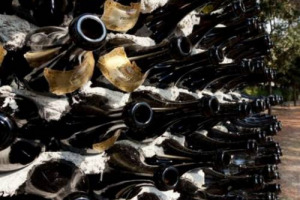 VINO & ARTE: IL BINOMIO SI AFFERMA ALL&rsquo;&ldquo;OPEN 14 DI VENEZIA&rdquo; GRAZIE ALL&rsquo;ARTISTA HE GONG, CON LA SCULTURA &ldquo;SAVE VENICE # 2&rdquo;, UN&rsquo;OPERA REALIZZATA CON 2.600 BOTTIGLIE DI VINO VUOTE RIVESTITE SOLO DALL&rsquo;ETICHETTA DORATA DEI VINI DEL GRAN TEATRO &ldquo;LA FENICE&rdquo;