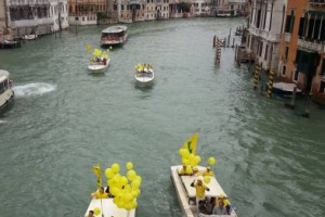 UN BLITZ “SPETTACOLARE” NEL CANAL GRANDE A VENEZIA PER CHIEDERE ... UNA BANCA DELLA TERRA VENETA CHE FACCIA CHIAREZZA SUGLI OLTRE 15.000 ETTARI GESTITI DA 135 ENTI PUBBLICI A CUI “SIAMO PRONTI A RIDARE FERTILITÀ”: PROTAGONISTI I GIOVANI DI COLDIRETTI