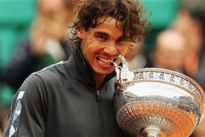 DAL PODIO SPORTIVO AL RED CARPET NON C&rsquo;&Egrave; EVENTO INTERNAZIONALE CHE NON SIA ACCOMPAGNATO DAI GRANDI VINI: UNIRE I SIMBOLI DEL &ldquo;MADE IN&rdquo; &Egrave; LA TENDENZA CHE ACCOMUNA ITALIA E FRANCIA. ULTIMO ESEMPIO? CHAMPAGNE PER IL TRIONFO DI NADAL AL &ldquo;ROLAND GARROS&rdquo;