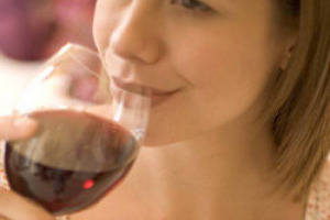 TRA ALCOL TEST, CRISI E SALUTISMO, SULLE TAVOLE DEI RISTORANTE MENO BOTTIGLIE E PI&Ugrave; VINO AL BICCHIERE, LA FORMULA GIUSTA PER ASSAGGIARE VINI DIVERSI SENZA ESAGERARE, N&Eacute; NEL PREZZO, N&Eacute; NELLA QUANTIT&Agrave;. LO DICE L&rsquo;ULTIMA ANALISI DELLA FIPE