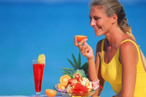 Il cibo in spiaggia diventa salutare: caprese, insalate di pollo e di mare spodestano lasagne e parmigiane per il 27% dei pranzi italiani sotto l’ombrellone. Nella classifica di Coldiretti/Ixè vince la macedonia (19%), perdono lasagne e polpette (4%)