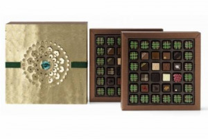 SI CHIAMANO “RAMADAN”, E SONO I CIOCCOLATINI ISLAMICI FIRMATI ARMANI, CHE RENDONO ESPLICITAMENTE OMAGGIO AL TRADIZIONALE MESE DI DIGIUNO DIURNO PRESCRITTO DALLA RELIGIONE MUSULMANA. SENZ’ALCOL, SONO GIÀ IN VENDITA NEGLI STORE ARMANI DEL MEDIORIENTE