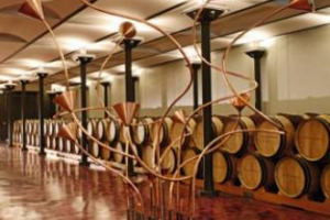 QUANDO LA CANTINA DIVENTA MUSEO: A &ldquo;VENDEMMIA D&rsquo;ARTISTA&rdquo; DI TENUTA DELL&rsquo;ORNELLAIA L&rsquo;ARTISTA REBECCA HORN INTERPRETA IL GRANDE VINO CON L&rsquo;INSTALLAZIONE IN BARRICAIA &ldquo;L&rsquo;ENERGIA&rdquo; E BOTTIGLIE IN LIMITED EDITION IN ASTA DA CHRISTIE&rsquo;S (19 MAGGIO, BERLINO)