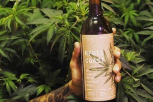 Un Sauvignon Blanc della Sonoma County, ma senza alcool e infuso di Thc, il principio attivo della cannabis: arriva dalla California il primo esperimento di contaminazione tra nettare di Bacco e marijuana, con un ros&egrave; e uno sparkling a seguire