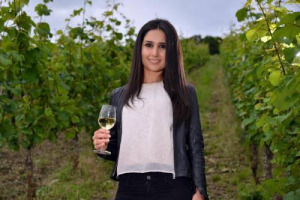 C&rsquo;&egrave; una storia che, dalla Germania, irrompe nel mondo del vino internazionale per la sua attualit&agrave;, ma anche delicatezza. &Egrave; quella di Ninorta Bahno, prima studentessa siriana rifugiata a rappresentare i produttori di vino di Treviri, nella Mosella