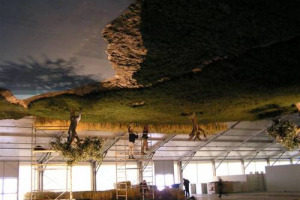 DOPO CANTINE E RELAIS DI LUSSO, ARRIVA IL PRIMO PADIGLIONE GRIFFATO DEL MONDO DEL VINO: GAE AULENTI, UNO DEI PIU’ GRANDI ARCHITETTI ITALIANI, A VINITALY 2007, HA DISEGNATO QUELLO DELLA “CAMPANIA” … 5.000 METRI QUADRATI DI SCENOGRAFIA E SUGGESTIONE