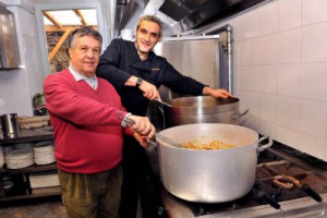TORNA A FORTE DEI MARMI “A TAVOLA SULLA SPIAGGIA” (22/23 AGOSTO): LA SFIDA CHE TRASFORMA PERSONAGGI DELLO SHOWBIZ E GENTE COMUNE IN CHEF PER UN GIORNO. UN DUELLO ALL’ULTIMO MESTOLO DOVE SI INCROCIANO PIATTI E VINI D’ECCELLENZA, DA FERRARI A CAPRAI