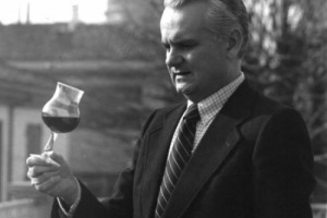 Un docu-film in memoria di &ldquo;Renato Ratti. L&rsquo;innovatore del Barolo&rdquo;, uomo capace di capire le cose prima degli altri, dicono Angelo Gaja e Gigi Rosso, capace coniugare il &ldquo;magismo&rdquo; contadino con la modernit&agrave;&rdquo; per l&rsquo;antropologo Piercarlo Grimaldi