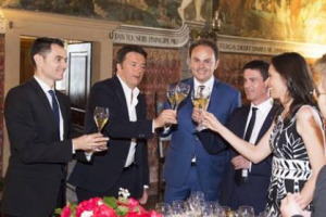 A Trento per dialogare di riforme economiche e grandi temi internazionali, al centro del Festival dell&rsquo;Economia, Matteo Renzi e Manuel Valls si concedono un piacevole prologo: aperitivo e pranzo a Villa Margon, con la bollicine di Ferrari