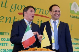 Il segretario Pd Matteo Renzi sigla il programma della Coldiretti in materia di imprese agricole italiane e trasparenza di filiera, suggellato con una maxi spaghettata 100% made in Italy. Renzi: “agricoltori motivo d’orgoglio italiano”