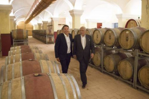 Il Premier Matteo Renzi prosegue il giro di &ldquo;consultazioni&rdquo; nel mondo del wine & food: ieri la visita alla Cantina Il Pollenza, con la guida del patron-capitano d&rsquo;impresa Aldo Brachetti Peretti, elogiando la qualit&agrave; dei vini delle Marche