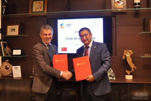 Antinori &ldquo;entra&rdquo; in Cina per la porta del gigante dell&rsquo;import alimentare Cofco: ieri la firma sull&rsquo;accordo di distribuzione in esclusiva, ed il primo stock &egrave; gi&agrave; tutto esaurito (6 milioni di euro), anche grazie al lavoro di rafforzamento del brand