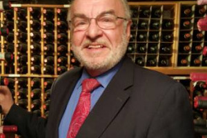 Tra le &ldquo;storie&rdquo; che hanno fatto la &ldquo;Storia&rdquo; del vino italiano negli Usa, spicca l&rsquo;epopea di Renzo Rapacioli: arrivato a New York nel 1960, oggi, a 72 anni, dopo mezzo secolo tra bottiglie e tavoli, &egrave; tra i pi&ugrave; grandi sommelier del Paese