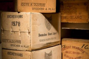 Sotto il martello di Sotheby&rsquo;s, ieri a Londra, una collezione privata che &egrave; una vera e propria &ldquo;capsula del tempo&rdquo; (e sold out per 1,5 milioni di sterline): top lot due casse di Richebourg 1978 e 1976 di Henri Jayer, a 211.500 sterline l&rsquo;una