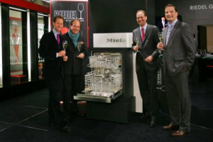 QUANDO LA TRADIZIONE DEI BICCHIERI RIEDEL INCONTRA L&rsquo;INNOVAZIONE DELLE LAVASTOVIGLIE MIELE, NASCE UNA COLLABORAZIONE UNICA AL MONDO PER DARE AL BICCHIERE DA VINO UN LAVAGGIO APPROFONDITO MA RISPETTOSO